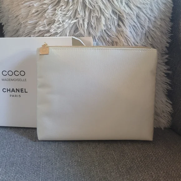 Chanel Coco Mademoiselle beauty pouch - Picture 2 of 6